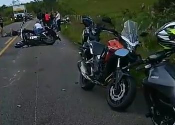Colisão violenta entre grupo de motoqueiros e carro, deixa três mortos e vários feridos na PE-96, entre Barreiros e Água Preta.