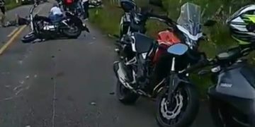Colisão violenta entre grupo de motoqueiros e carro, deixa três mortos e vários feridos na PE-96, entre Barreiros e Água Preta.