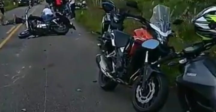 Colisão violenta entre grupo de motoqueiros e carro, deixa três mortos e vários feridos na PE-96, entre Barreiros e Água Preta.