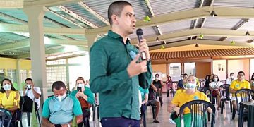POLÍTICA — Em convenção, Professor Adriano apresenta os pré-candidatos a vereador que farão parte de sua chapa.