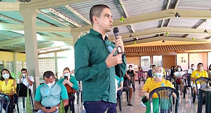 POLÍTICA — Em convenção, Professor Adriano apresenta os pré-candidatos a vereador que farão parte de sua chapa.