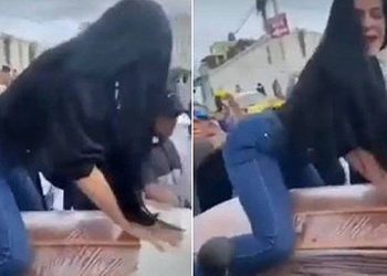 Em funeral ao som de reguetón, mulher sobe em caixão, rebola, simula sexo e beija o morto