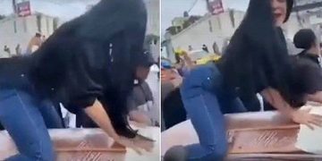 Em funeral ao som de reguetón, mulher sobe em caixão, rebola, simula sexo e beija o morto