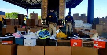 Caminhão é apreendido com quase seis mil pares de tênis falsificados em rodovia em Alagoas