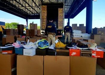 Caminhão é apreendido com quase seis mil pares de tênis falsificados em rodovia em Alagoas