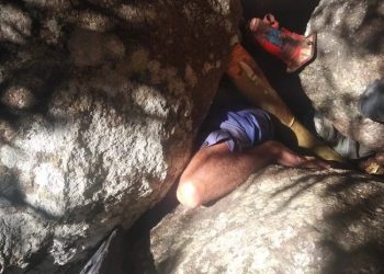 Vídeo: Bombeiros resgatam homem preso em deslizamento de pedras