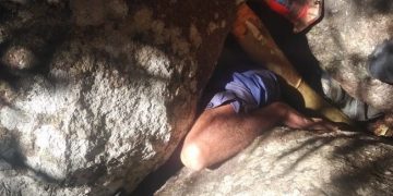 Vídeo: Bombeiros resgatam homem preso em deslizamento de pedras