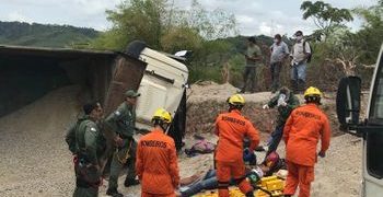 Passageiro de carreta morre após tombamento na Avenida Cachoeira Meirim