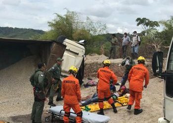 Passageiro de carreta morre após tombamento na Avenida Cachoeira Meirim