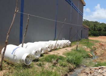 vídeo-Botijões de gás industrial são abandonados na Rua de Trás em São Bento e moradores denunciam mau cheiro.