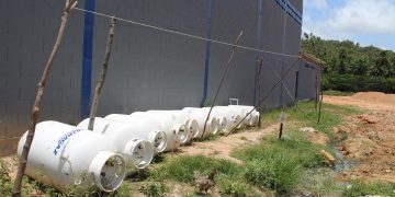 vídeo-Botijões de gás industrial são abandonados na Rua de Trás em São Bento e moradores denunciam mau cheiro.