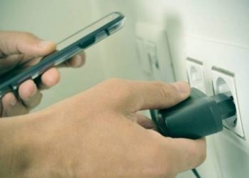 Adolescente de 14 anos sofre descarga elétrica usando celular e morre em Porto Calvo