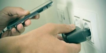 Adolescente de 14 anos sofre descarga elétrica usando celular e morre em Porto Calvo