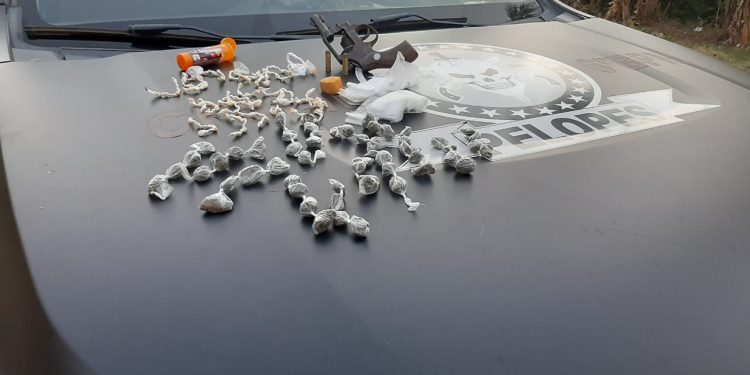 Trio é preso com arma e drogas em Japaratinga