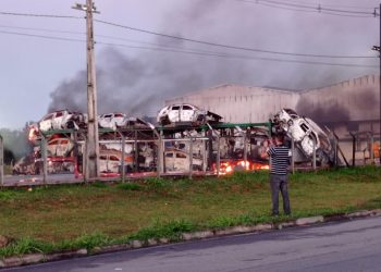 Vídeo: incêndio atinge polo automotivo da Jeep e destrói mais de 100 veículos em Pernambuco