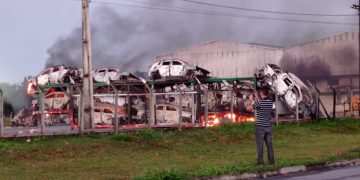 Vídeo: incêndio atinge polo automotivo da Jeep e destrói mais de 100 veículos em Pernambuco