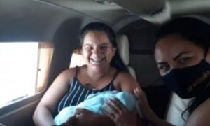 Mulher dá à luz em pleno voo, 15 minutos depois de entrar em avião