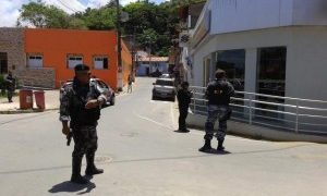 Trio rouba moto no centro de Maragogi e troca tiros com a polícia