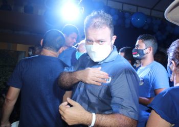 Deputado Léo Loureiro participa da caminhada de encerramento da campanha do prefeito Sérgio Lira em Maragogi.