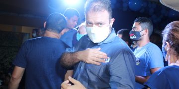 Deputado Léo Loureiro participa da caminhada de encerramento da campanha do prefeito Sérgio Lira em Maragogi.