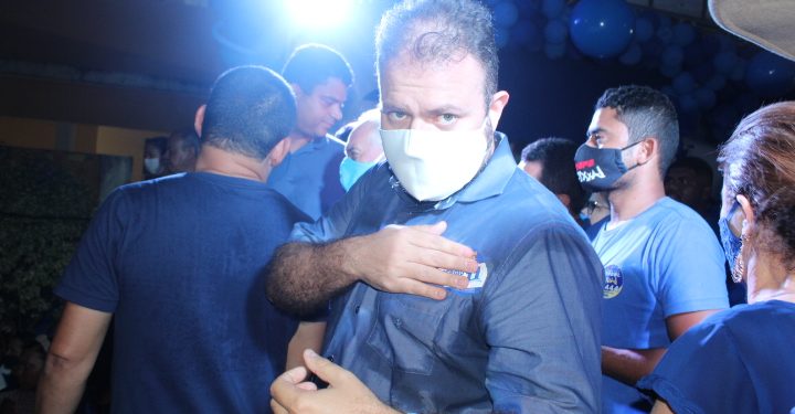 Deputado Léo Loureiro participa da caminhada de encerramento da campanha do prefeito Sérgio Lira em Maragogi.