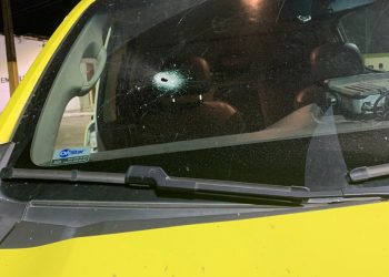 Motoqueiro atira contra viatura e acerta para-brisa; polícia revida e mata dois