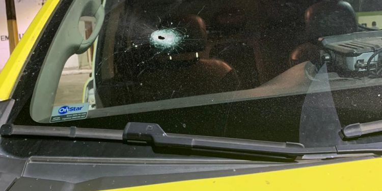 Motoqueiro atira contra viatura e acerta para-brisa; polícia revida e mata dois