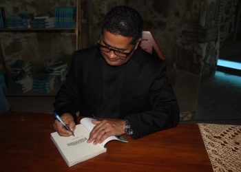 Populares e autoridades prestigiam lançamento de livro nas ruínas de São Bento. 