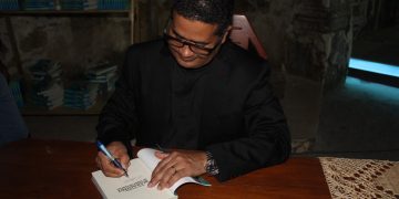 Populares e autoridades prestigiam lançamento de livro nas ruínas de São Bento. 