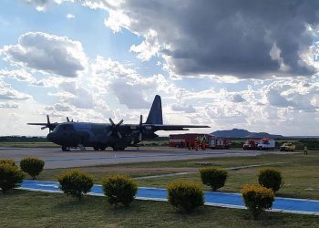 Corpos de alagoanos mortos em tragédia com ônibus chegam ao aeroporto de Paulo Afonso; vídeo