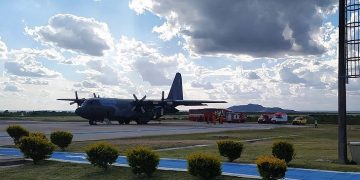 Corpos de alagoanos mortos em tragédia com ônibus chegam ao aeroporto de Paulo Afonso; vídeo