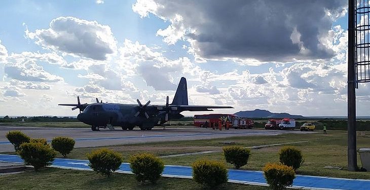 Corpos de alagoanos mortos em tragédia com ônibus chegam ao aeroporto de Paulo Afonso; vídeo