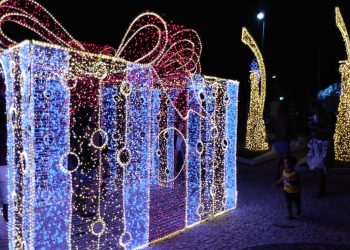 Luzes de Natal em Maragogi chamam atenção de turistas e moradores
