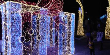 Luzes de Natal em Maragogi chamam atenção de turistas e moradores