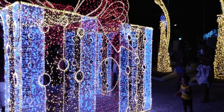 Luzes de Natal em Maragogi chamam atenção de turistas e moradores