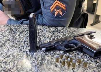 Homem é preso em bar com drogas e uma pistola municiada