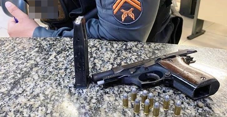 Homem é preso em bar com drogas e uma pistola municiada