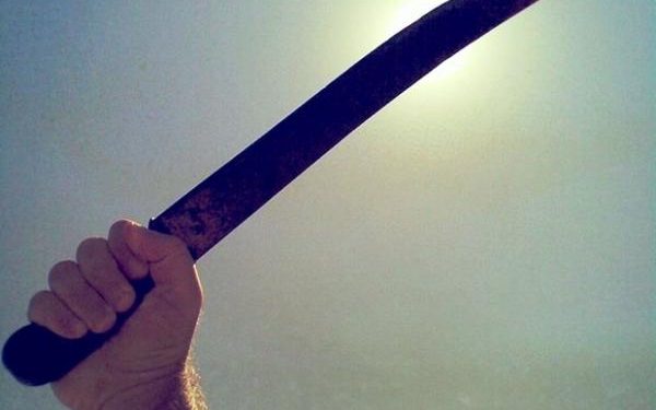 Armados com facão, ladrões golpeiam homem e roubam moto em São Bento