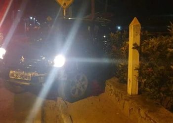 Motorista perde o controle e colide em muro de hotel em Japaratinga