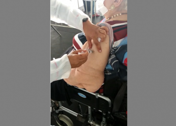 Profissional de saúde é afastada após falha em aplicação de vacina contra Covid-19 em idosa de Maceió