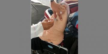 Profissional de saúde é afastada após falha em aplicação de vacina contra Covid-19 em idosa de Maceió