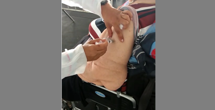 Profissional de saúde é afastada após falha em aplicação de vacina contra Covid-19 em idosa de Maceió