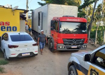 Com frequência, caminhão fecha rua para descarregar produtos em São Bento