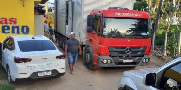 Com frequência, caminhão fecha rua para descarregar produtos em São Bento