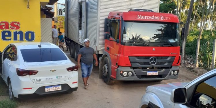 Com frequência, caminhão fecha rua para descarregar produtos em São Bento