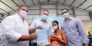 Governo de AL inicia entrega do Cartão CRIA; primeiros pagamentos saem no dia 15