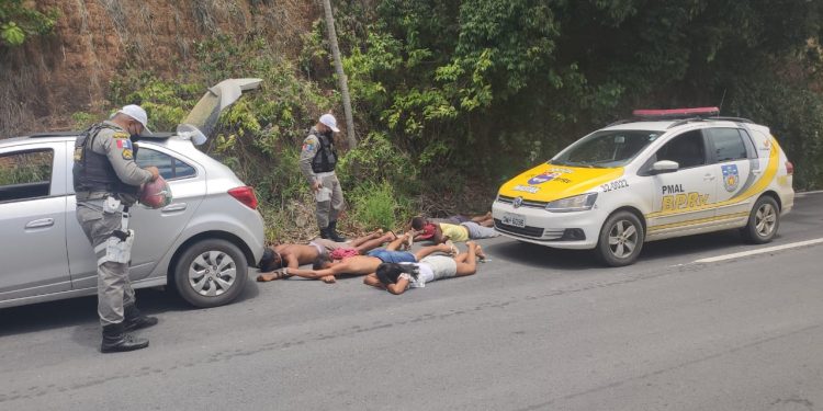 Quadrilha de assaltantes de Maragogi é presa com drogas na AL 465 em Japaratinga