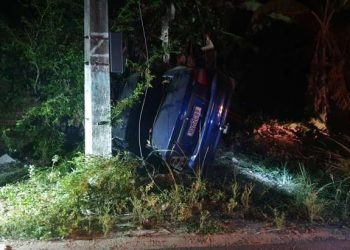 Três jovens ficam feridos após carro ‘sobrar’ na pista e colidir contra poste em Maragogi