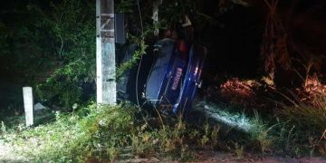 Três jovens ficam feridos após carro ‘sobrar’ na pista e colidir contra poste em Maragogi