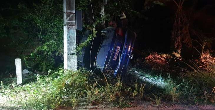 Três jovens ficam feridos após carro ‘sobrar’ na pista e colidir contra poste em Maragogi